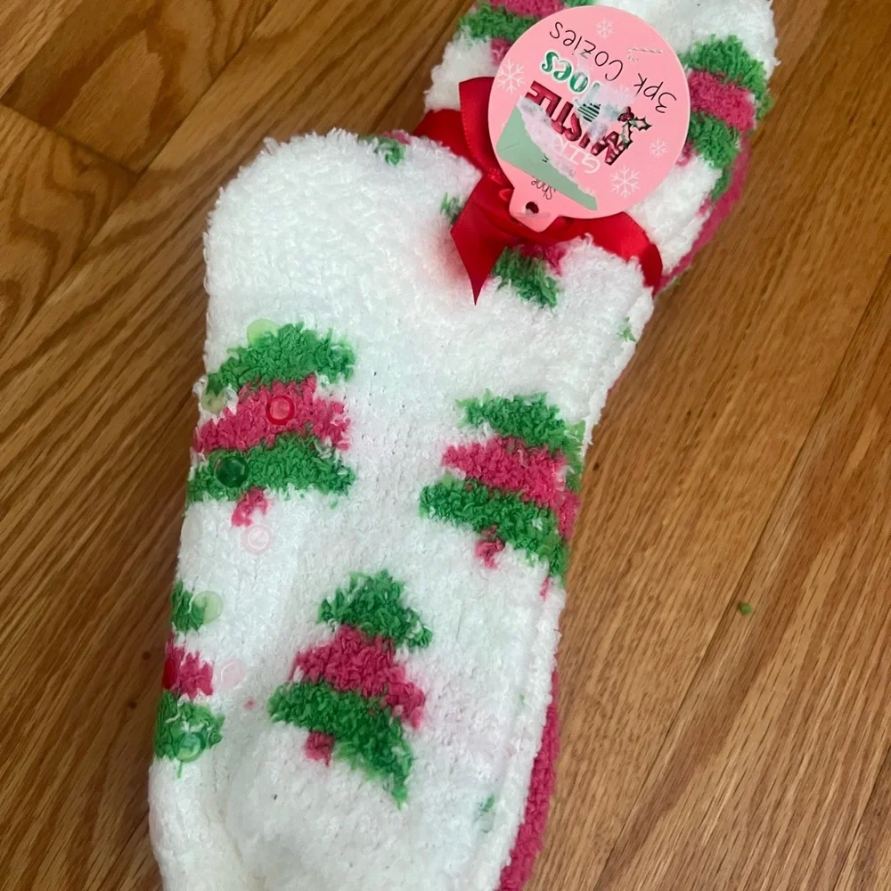 6 pair super soft Socks with grip bottoms holiday